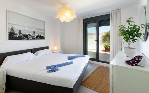 Sea Garden: Mobilia, Interior Design, Letto, Camera Da Letto, Legna, Camera, Pavimento, Soffitto, Lenzuolo, Pavimentazione