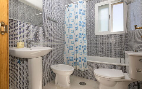 Luma: Toilet Seat, Idraulico Fixture, Gabinetto, Bagno, Pavimentazione, Pavimento, Interior Design, Lavandino Del Bagno, Lavello, Idraulico
