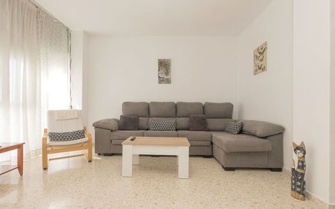 Luma: Mobilia, Pavimentazione, Pavimento, Interior Design, Legna, Divano, Soggiorno, Camera, Appartamento, Pavimento In Legno