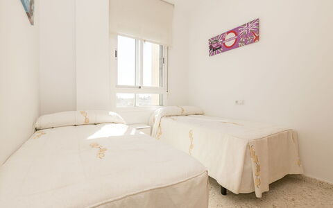 Luma: Legna, Camera Da Letto, Pavimento, Letto, Interior Design, Lenzuolo, Pavimentazione, Bedding, Appartamento, Soffitto