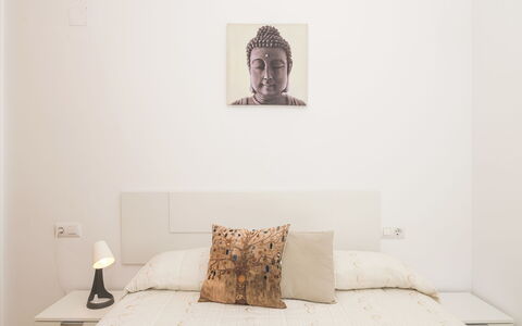 Luma: Letto, Mobilia, Camera Da Letto, Bedding, Interior Design, Parete, Lenzuolo, Pavimento, Legna, Camera