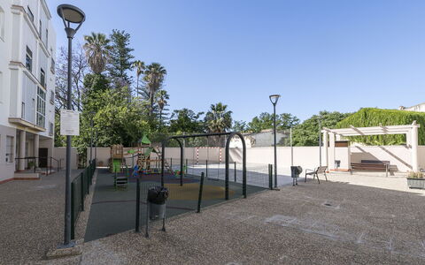 Luma: Spazio Pubblico, Appartamento, Condominio, Shade, Calcestruzzo, Balcone, Recinzione, Cortile, Passerella