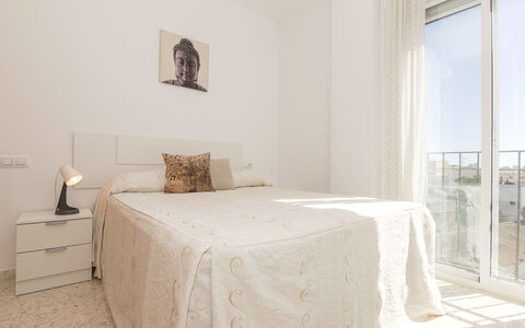 Luma: Mobilia, Letto, Interior Design, Camera Da Letto, Pavimento, Parete, Pavimentazione, Legna, Lenzuolo, Bedding