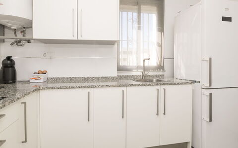 Buleria: Cucina, Elettrodomestico Da Cucina, Controsoffitto, Cabinetry, Apparecchio Major, Pavimentazione, Legna, Interior Design, Elettrodomestico, Mobilia