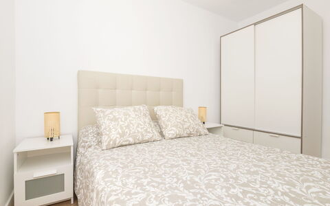 Buleria: Mobilia, Letto, Camera Da Letto, Interior Design, Bedding, Parete, Lenzuolo, Legna, Biancheria, Pavimento