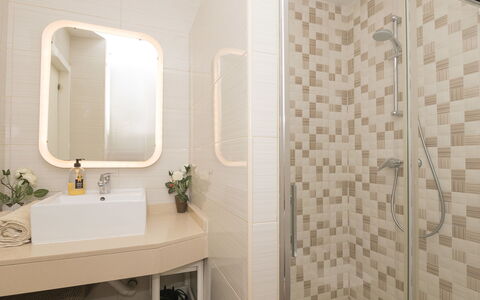 Buleria: Bagno, Interior Design, Idraulico Fixture, Parete, Lavandino Del Bagno, Pavimentazione, Pavimento, Tessile, Lavello, Rubinetto