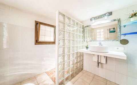 Es Racó de Campos: Parete, Interior Design, Pavimentazione, Pavimento, Soffitto, Idraulico Fixture, Bagno, Idraulico, Camera, Piastrella