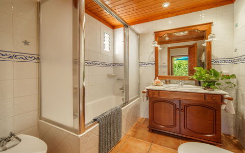 Cas Pobler: Bagno, Idraulico Fixture, Interior Design, Lavandino Del Bagno, Lavello, Pavimentazione, Pavimento, Mobiletto Del Bagno, Rubinetto, Soffitto