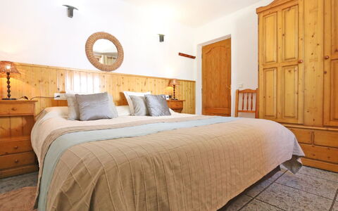 Cas Pobler: Mobilia, Letto, Interior Design, Camera Da Letto, Legna, Soffitto, Lenzuolo, Bedding, Pavimentazione, Pavimento