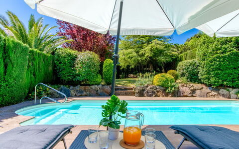 La Suntuosidad – Torremirona: Blu, Piscina, Ombrello, Mobili Da Esterno, Mobilia, Ricorrere, Shade, Giardino, Tempo Libero, Sedia