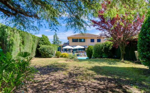 La Suntuosidad – Torremirona: Blu, Arbusto, Estate, Giardino, Landscaping, Shade, Villa, Agriturismo, Hacienda, Prato