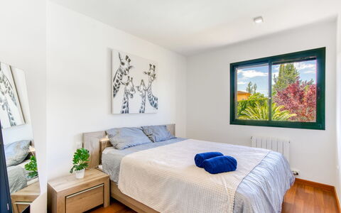 La Suntuosidad – Torremirona: Letto, Interior Design, Camera Da Letto, Mobilia, Parete, Pavimentazione, Camera, Legna, Lenzuolo, Bedding