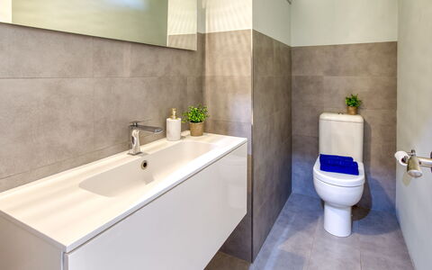 La Suntuosidad – Torremirona: Toilet Seat, Bagno, Pavimentazione, Gabinetto, Idraulico Fixture, Parete, Pavimento, Mobiletto Del Bagno, Interior Design, Idraulico