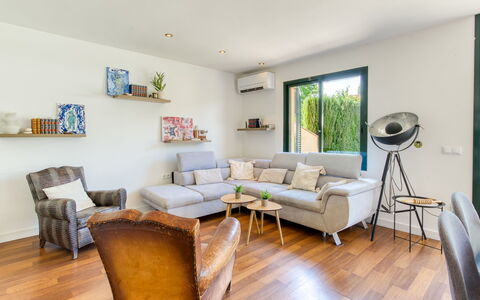 La Suntuosidad – Torremirona: Mobilia, Interior Design, Divano, Pavimentazione, Parete, Pavimento, Legna, Camera, Soggiorno, Cornice