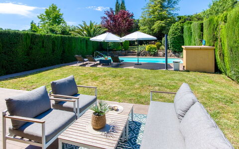 La Suntuosidad – Torremirona: Mobilia, Mobili Da Esterno, Sedia, Giardino, Arbusto, Piscina, Shade, Eco Hotel, Tavolo Esterno, Landscaping