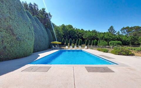 Chateau Payan: Blu, Piscina, Tempo Libero, Giardino, Hedge, Giochi D'Acqua, Landscaping, Sempreverde