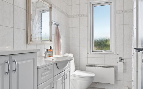 Velena - 150M from the Sea: Lavello, Idraulico Fixture, Interior Design, Bagno, Pavimentazione, Pavimento, Rubinetto, Lavandino Del Bagno, Mobiletto Del Bagno, Cabinetry