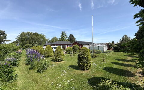 Velena - 150M from the Sea: Albero, Arbusto, Paesaggio, Giardino, Zona Residenziale, Lotto, Comunita 'Impianto, Tetto, Casa
