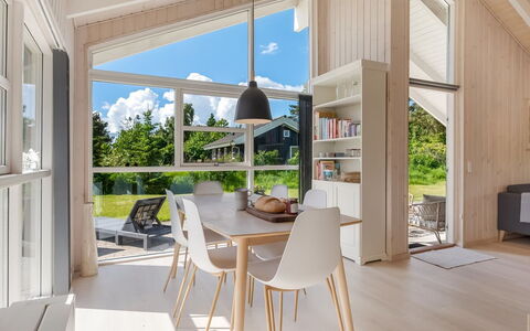 Kristine - 250M from the Sea: Legna, Soffitto, Pavimentazione, Interior Design, Pavimento, Pavimento In Legno, Casa, Soggiorno, Latifoglie, Sedia