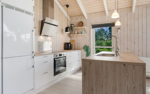 Kristine - 250M from the Sea: Cucina, Controsoffitto, Pavimentazione, Mobilia, Legna, Interior Design, Cabinetry, Pavimento, Elettrodomestico Da Cucina, Soffitto