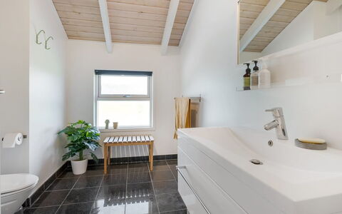 Kristine - 250M from the Sea: Pavimentazione, Idraulico Fixture, Interior Design, Soffitto, Pavimento, Bagno, Lavello, Rubinetto, Lavandino Del Bagno, Idraulico