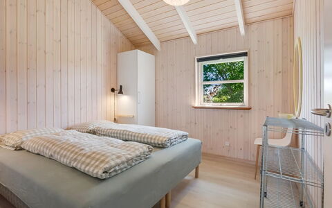 Kristine - 250M from the Sea: Legna, Interior Design, Soffitto, Camera Da Letto, Pavimento, Casa, Camera, Latifoglie, Color Legno, Letto