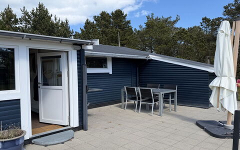 Into - 490M from the Sea: Legna, Porta, Casa, Raccordo, Shade, Sedia, Latifoglie, Deck, Color Legno, Mobili Da Esterno