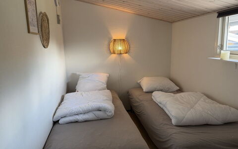 Into - 490M from the Sea: Letto, Camera Da Letto, Parete, Legna, Pavimento, Lenzuolo, Bedding, Interior Design, Pavimentazione, Soffitto