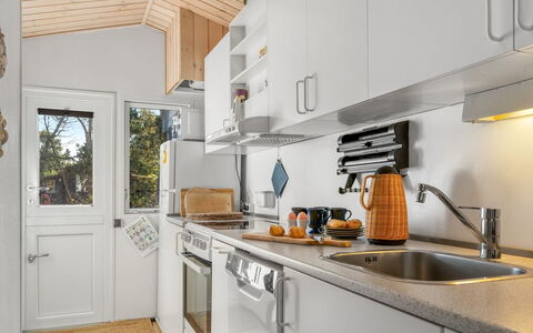 Into - 490M from the Sea: Cucina, Elettrodomestico Da Cucina, Controsoffitto, Apparecchio Major, Legna, Interior Design, Cucina Stufa, Lavandino Della Cucina, Elettrodomestico, Soffitto