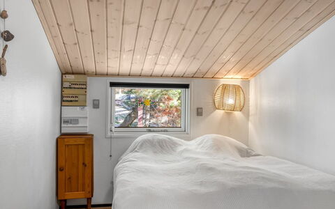 Into - 490M from the Sea: Parete, Interior Design, Legna, Soffitto, Camera Da Letto, Pavimentazione, Pavimento, Lampada, Illuminazione, Letto