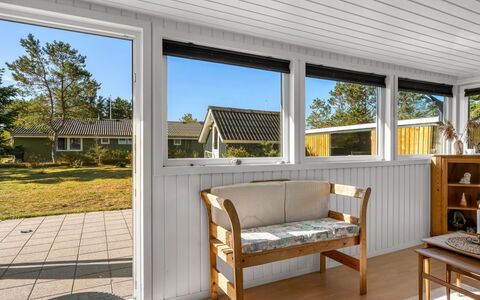Into - 490M from the Sea: Legna, Pavimentazione, Pavimento, Porta, Color Legno, Portico, Latifoglie, Soffitto, Deck, Plank
