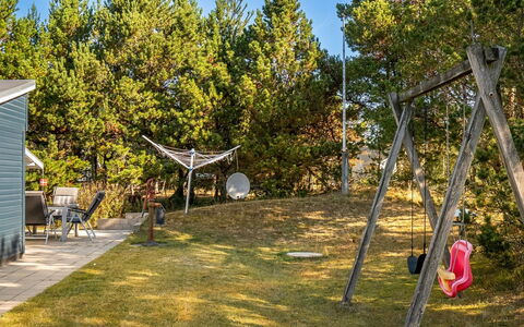 Into - 490M from the Sea: Lotto, Giardino, Shade, Prato, Luce Del Sole, Attrezzatura Giochi All'Aperto, Backyard, Landscaping, Cortile, Campo Da Giuoco