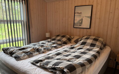 Eikka - from the Sea: Legna, Pavimento, Camera Da Letto, Pavimentazione, Mobilia, Lenzuolo, Letto, Bedding, Telaio Del Letto, Biancheria