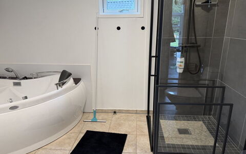 Eikka - from the Sea: Pavimentazione, Idraulico Fixture, Pavimento, Interior Design, Bagno, Idraulico, Piastrella, Doccia, Bicchiere, Camera