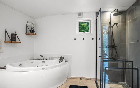 Eikka - from the Sea: Interior Design, Pavimentazione, Idraulico Fixture, Vasca Da Bagno, Pavimento, Soffitto, Bagno, Camera, Idraulico, Rubinetto