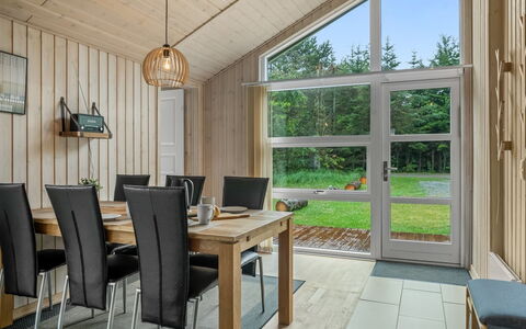 Eikka - from the Sea: Interior Design, Pavimentazione, Legna, Soffitto, Mobilia, Pavimento, Cucina & Sala Da Pranzo Tavolo, Lampada, Sala Da Pranzo, Pavimento In Legno