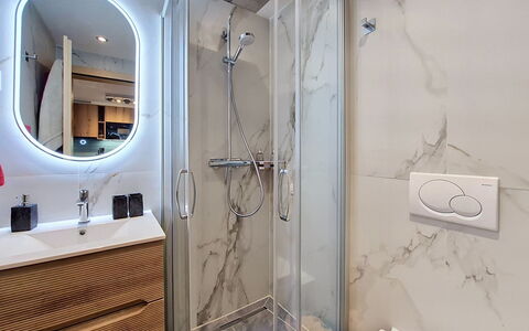 Snowfun B: Interior Design, Pavimentazione, Pavimento, Idraulico Fixture, Specchio, Bagno, Mobiletto Del Bagno, Idraulico, Lavandino Del Bagno, Camera