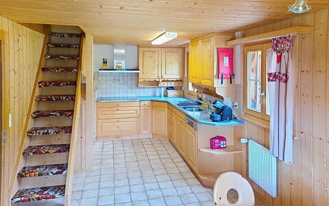 Casa Peist: Legna, Mobilia, Pavimento, Soffitto, Camera, Color Legno, Villetta, Latifoglie, Cucina, Log Cabin