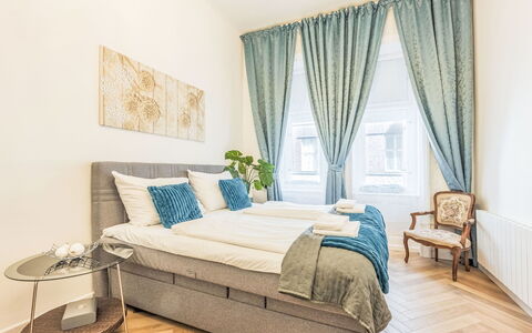Krakovska: Interior Design, Pavimento, Pavimentazione, Mobilia, Tessile, Camera Da Letto, Camera, Biancheria, Letto, Appartamento