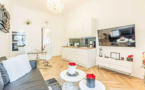 Krakovska: Interior Design, Pavimentazione, Pavimento, Mobilia, Soffitto, Camera, Soggiorno, Divano, Appartamento, Pavimento In Legno