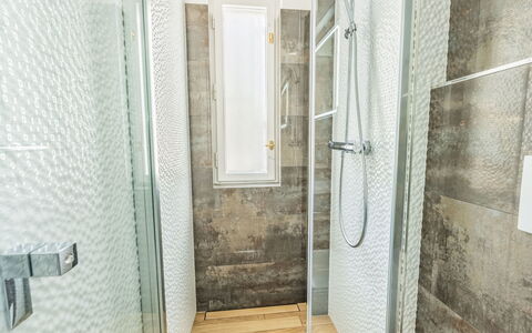 Krakovska: Pavimentazione, Pavimento, Idraulico Fixture, Bagno, Piastrella, Materiale Composito, Idraulico, Doccia Porta, Doccia, Gabinetto