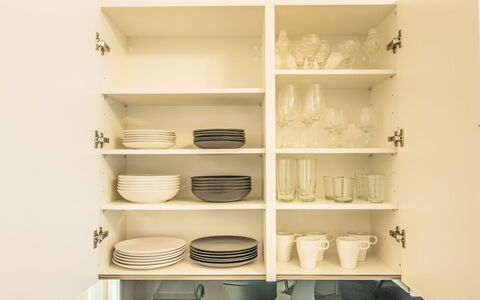 Krakovska: Mensola, Scaffalature, Mobilia, Cabinetry, Interior Design, Legna, Credenza, Pavimentazione, Cucina, Casa