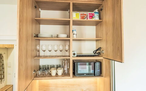 Soukenická: Scaffalature, Mobilia, Legna, Cabinetry, Mensola, Interior Design, Credenza, Controsoffitto, Cucina, Pavimentazione