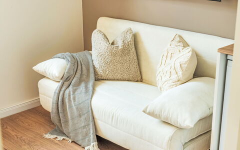 Soukenická: Mobilia, Interior Design, Divano, Cuscino, Legna, Pavimento, Pavimentazione, Lancia Cuscino, Tessile, Soggiorno