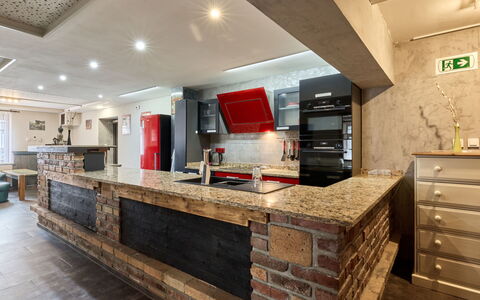 Rokytnice Nad Jizerou 2: Pavimentazione, Mobilia, Interior Design, Pavimento, Legna, Soffitto, Controsoffitto, Cucina, Cabinetry, Illuminazione