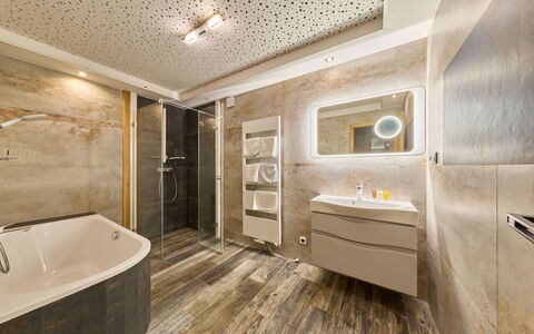 Rokytnice Nad Jizerou 2: Pavimentazione, Pavimento, Interior Design, Idraulico Fixture, Soffitto, Bagno, Idraulico, Rubinetto, Lavello, Camera