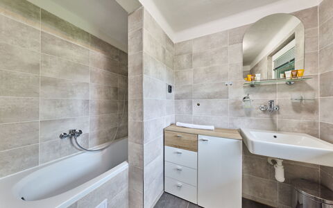 Rokytnice Nad Jizerou 81: Idraulico Fixture, Pavimentazione, Bagno, Pavimento, Interior Design, Lavandino Del Bagno, Lavello, Rubinetto, Soffitto, Idraulico