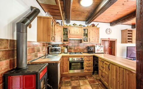 U Tří Medvědů: Cucina, Legna, Mobilia, Interior Design, Controsoffitto, Pavimentazione, Soffitto, Apparecchio Major, Elettrodomestico Da Cucina, Cabinetry