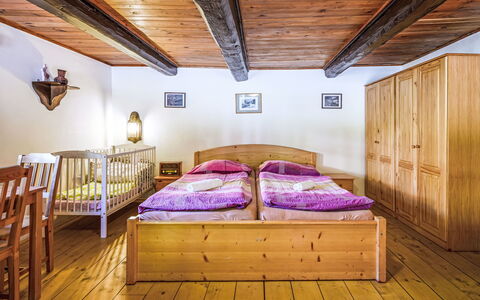 U Tří Medvědů: Legna, Interior Design, Pavimento, Camera Da Letto, Pavimentazione, Soffitto, Camera, Letto, Mobilia, Latifoglie