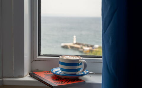 Smugglers View: Tazza Di Caffè, Tavola, Tazza, Serveware, Bicchieri, Mare, Dishware, Teacup